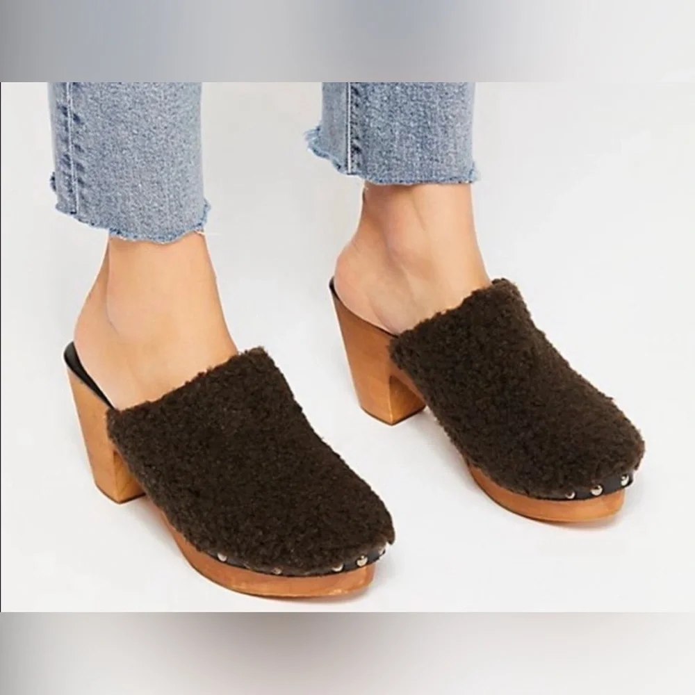 Free People Women’s Cabin Fever Brown Faux Fur Slip on Wood Heel Clogs Mules 38